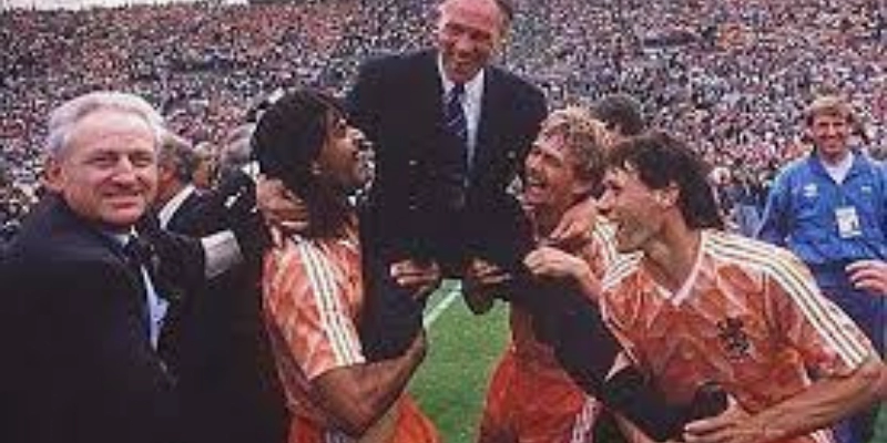HLV Huyền Thoại Rinus Michels
