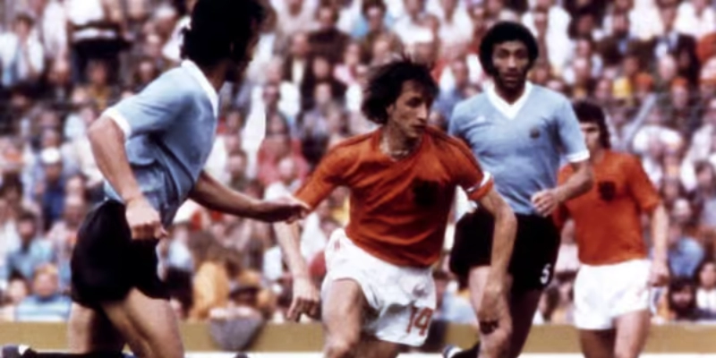 Johan Cruyff: Huyền Thoại Kiến Tạo Cách Mạng Bóng Đá Toàn Cầu 2 Johan Cruyff